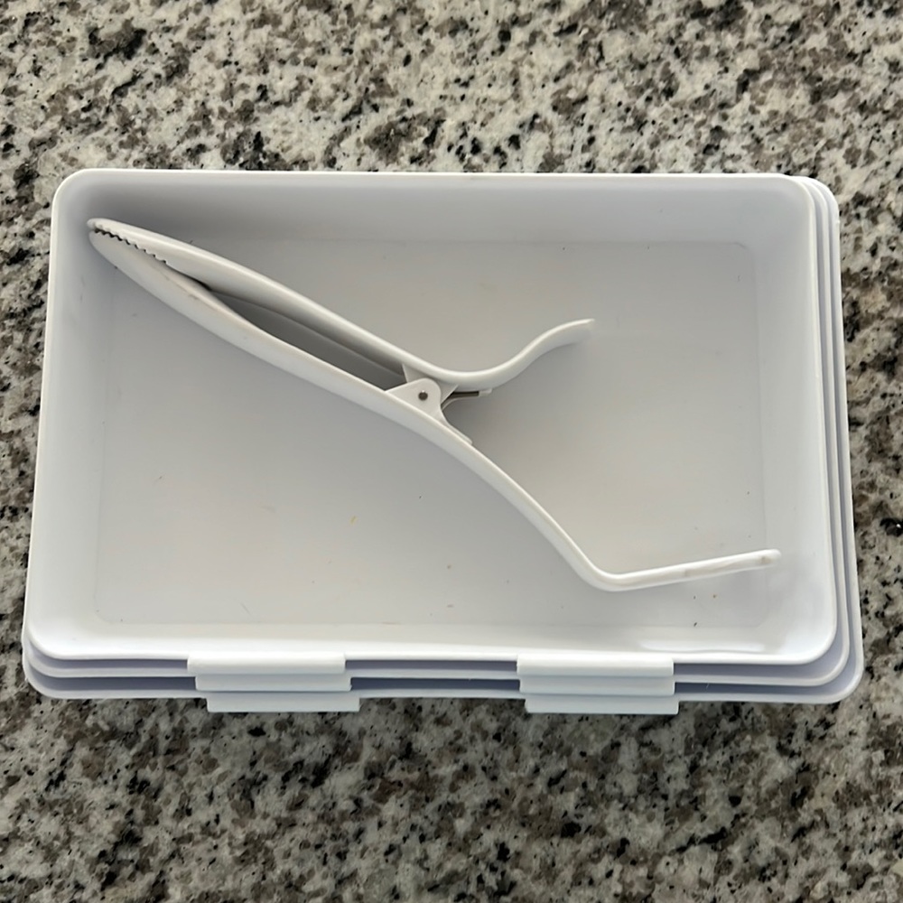 Pampered Chef Marinade Coating Trays and Tong Set